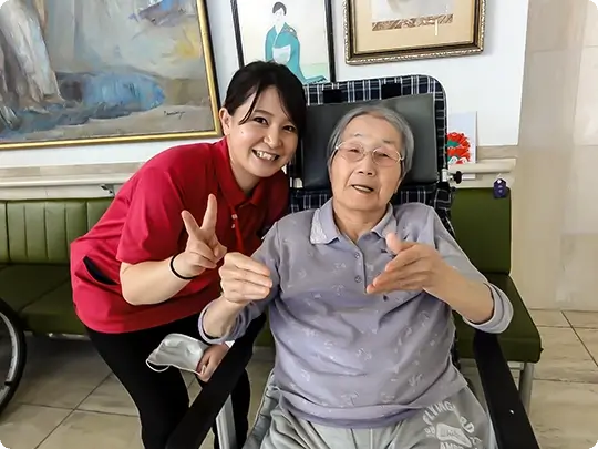 高齢者と介護士