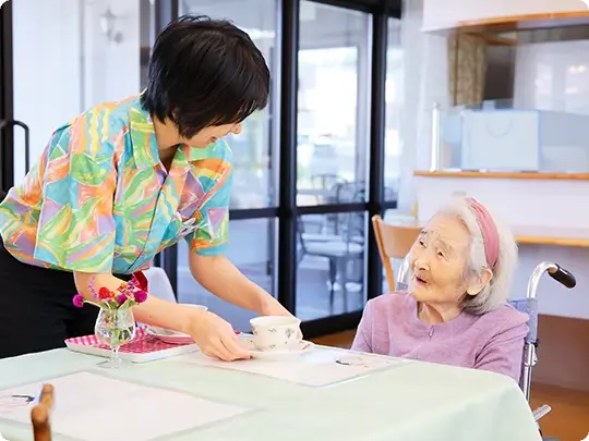 高齢者と介護士
