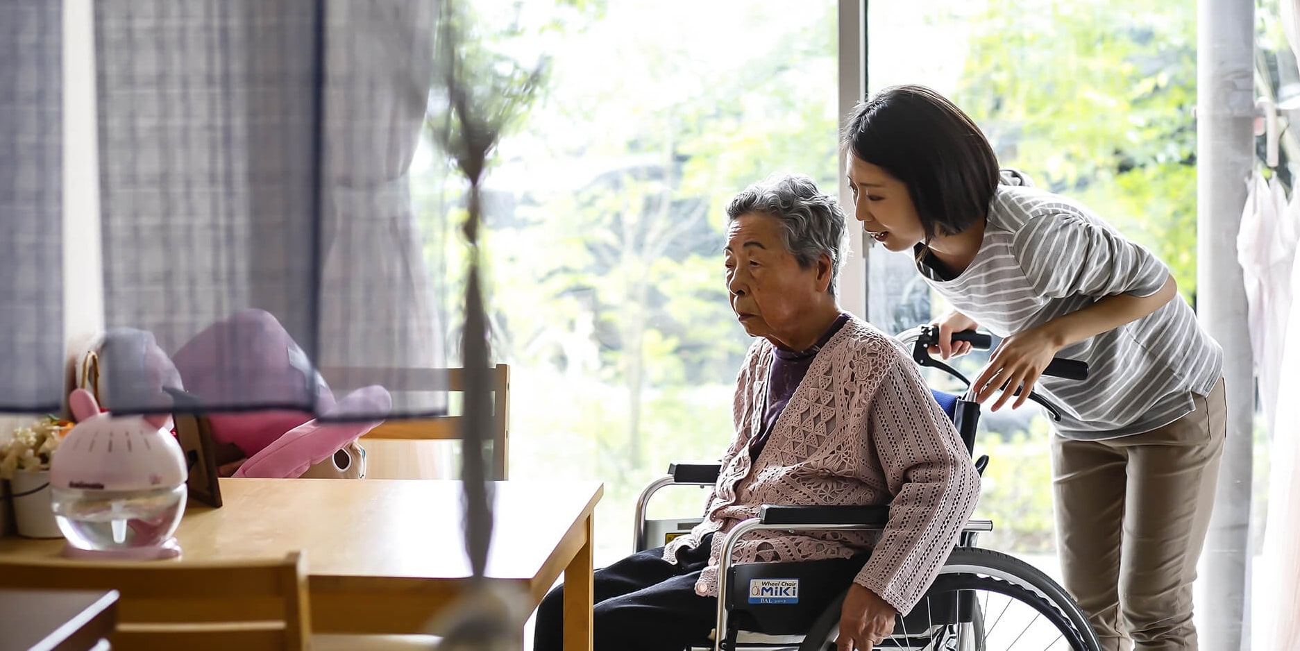 高齢者と介護士