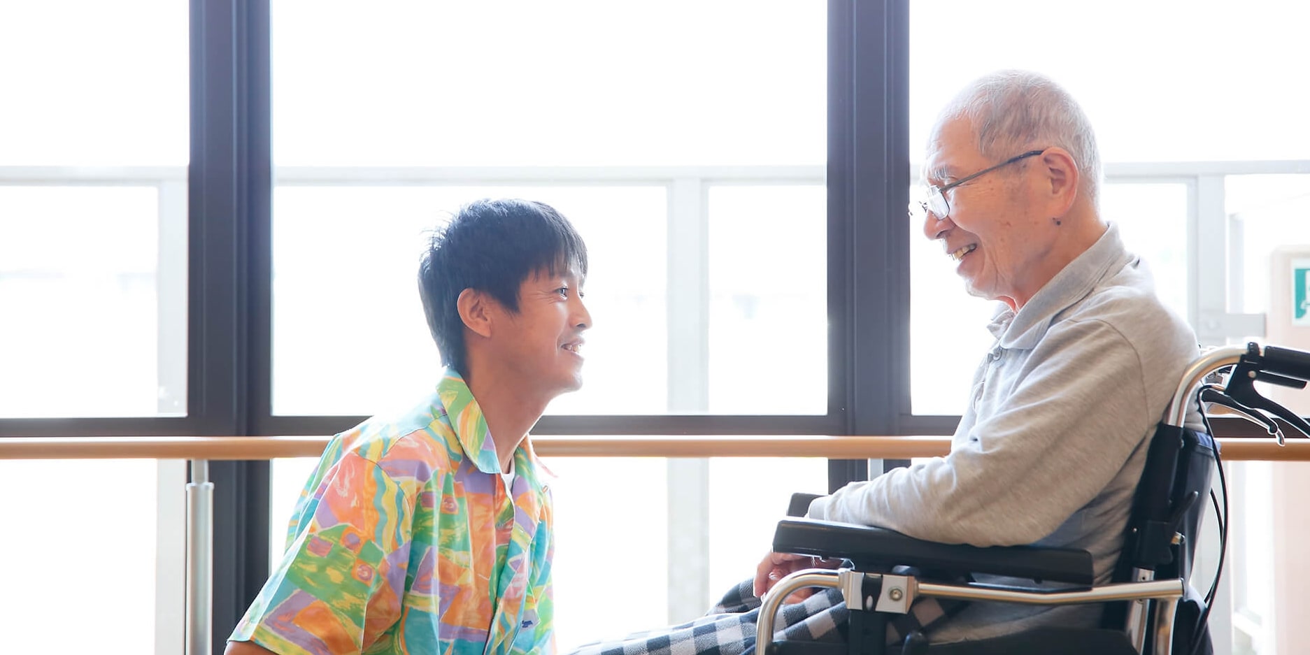 高齢者と介護士