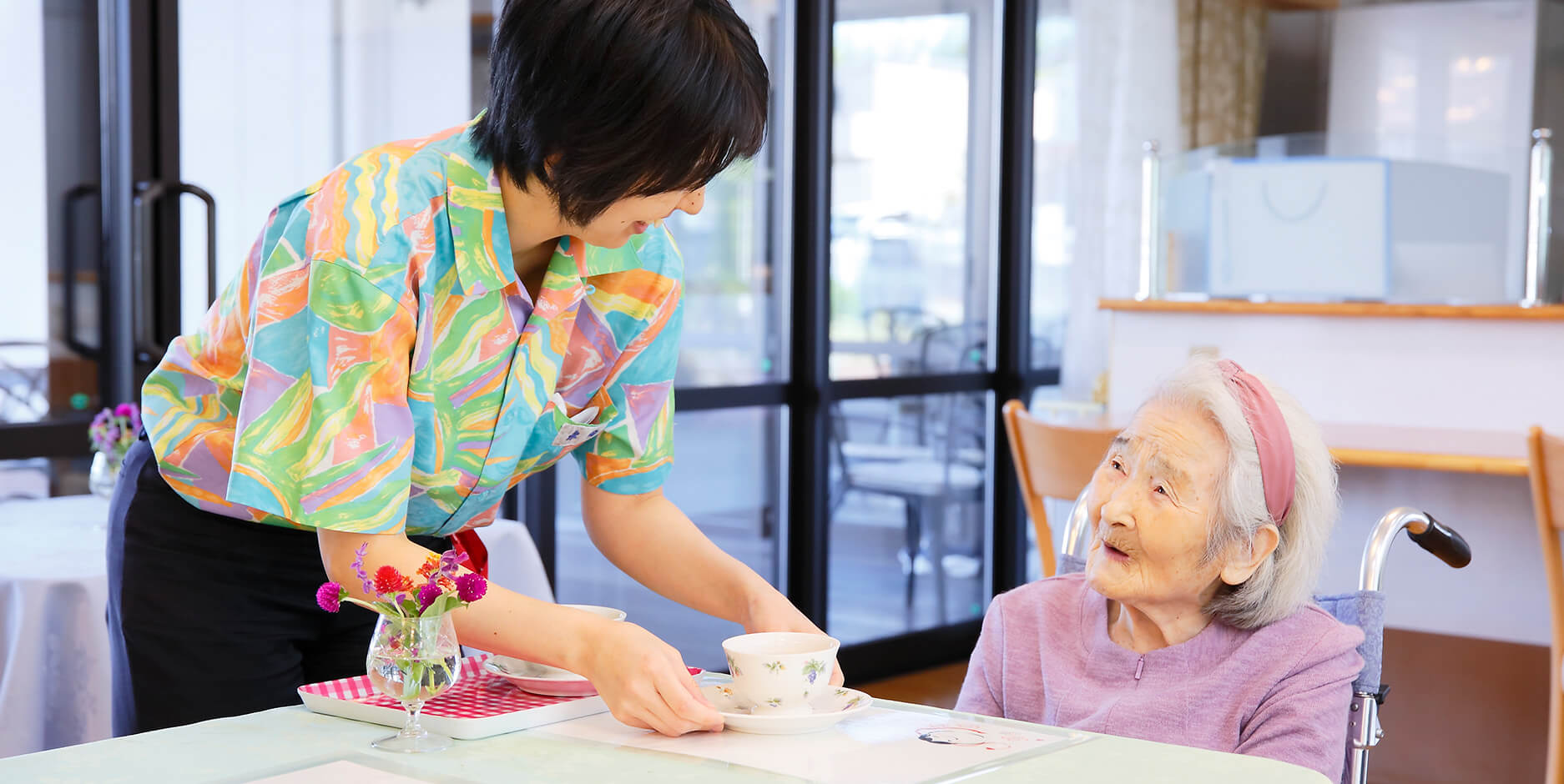 車椅子を押す介護士