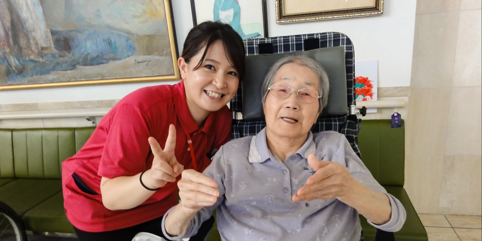 車椅子を押す介護士